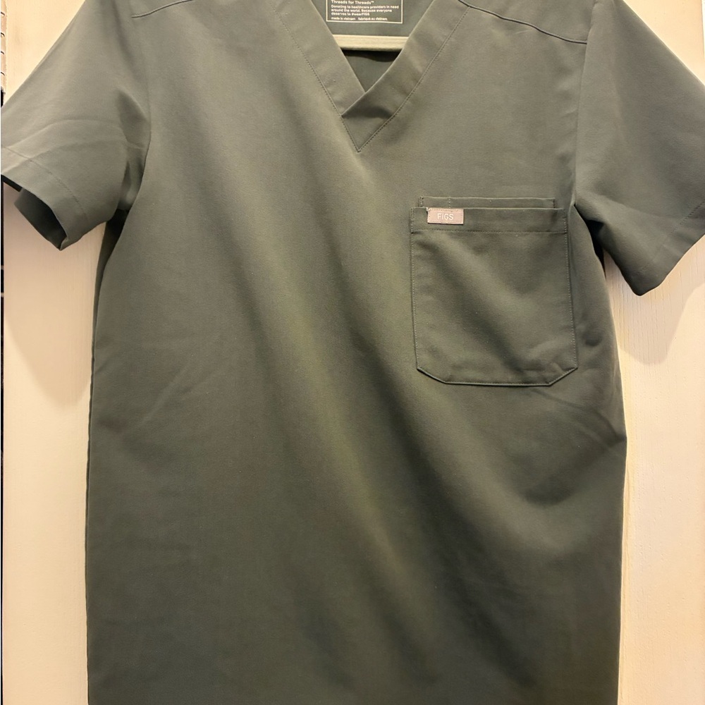 Figs Men’s V-Neck top in Bonsai